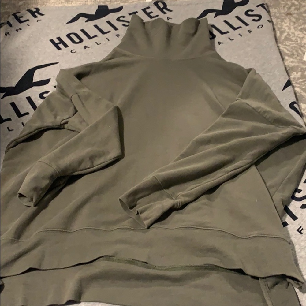 Green turtle neck sweater